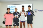 왼쪽부터 두 번째 삼성전자 메이크 더 웨이브 캠페인 대사 시몬 마누엘이 왼쪽부터 정현영, 이근아, 황선우 선수와 유니폼을 교환하고 기념촬영을 하고 있다