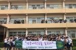건국대 학생홍보대사가 충북세광고를 방문해 찾아가는 캠투를 진행하고 기념촬영을 하고 있다