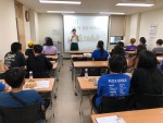 사전교육을 듣고 있는 효문중학교 학생들