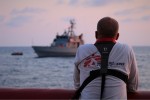 제이 버거 국경없는의사회 현장 코디네이터가 구조된 사람들이 몰타 하선을 위해 오션바이킹호에서 몰타 군 선박에 옮겨탄 후 선박을 바라보고 있다