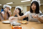 국립중앙청소년수련원 통일리더십캠프 참가 청소년이 북한음식문화체험프로그램을 하고 있다