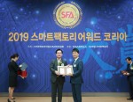 왼쪽에서 두 번째 PTC코리아 김욱 전무가 2019 스마트 팩토리 어워드 코리아 시상식에서 AR 기술혁신대상을 수상했다