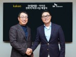 왼쪽부터 SK텔레콤 유영상 사업부장과 카카오 여민수 공동대표가 전략적 파트너십을 체결하고 기념촬영을 하고 있다