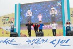 제7회 아산시와 함께하는 삼성나눔워킹페스티벌 개막식에서 오세현 아산시장, 강훈식, 이명수 국회의원, 아산시 어린이가 온궁이 댄스를 선보이고 있다