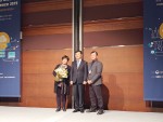 왼쪽부터 마보임 대표와 과기부 홍사찬 과장, 스마일서브 김기중 본부장이 2019 그랜드 클라우드 컨퍼런스에서 수상 후 기념사진을 찍고 있다