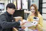 SK텔레콤이 ADT캡스 홈보안 상품인 캡스홈 도어가드를 전국 유통망에 출시했다