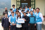 푸르덴셜생명의 푸르케어즈 해외봉사단이 15일 베트남 중짜이 중학교 도서관 준공식 후 학교 관계자들과 함께 기념촬영을 하고 있다