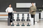 삼성전자 모델이 2020년형 프리미엄 무선 청소기 삼성 제트와 미세먼지 걱정없이 먼지 통을 간편하게 관리할 수 있는 청정스테이션 신제품을 소개하고 있다