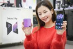 SK텔레콤 홍보모델이 SK텔레콤 공식 인증 대리점에서 갤럭시 Z 플립 출시를 알리고 있다