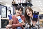 SK텔레콤 홍보모델들이 갤럭시S20 플러스 아우라 블루 모델을 소개하고 있다