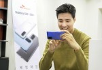 SK텔레콤 홍보모델이 T월드 매장에서 갤럭시S20 플러스 아우라 블루 모델을 사용하고 있다