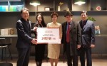 왼쪽에서 두 번째 강남 더록시에스테틱 박시연 대표원장이 코로나19 극복을 위해 강남구보건소에 300만원을 기부했다