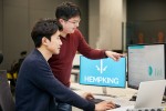 LG CNS 사내벤처 햄프킹의 김승현 대표와 양자성 CTO가 통관 자동화 솔루션을 점검하고 있다