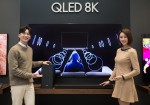 삼성전자 모델이 2020년형 Q사운드바 제품을 소개하고 있다