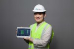 스마트 안전 플랫폼(웹/앱)을 통해 현장 내 작업 중인 근로자 정보를 확인하는 모습