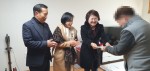 한국법무보호복지공단 울산지부 자원봉사자들이 1대1 결연을 맺은 주거지원 대상자에게 자립 지원 격려금을 전달하고 있다