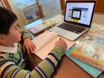 서울의 한 가정에서 초등학교 4학년 학생이 e학습터로 온라인 수업을 듣고 있다