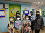 따뜻한하루를 통해 삼성전자와 신한은행 임직원이 기부한 마스크를 전달받은 아이들