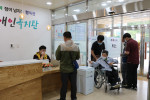 고흥군 등록 장애인이자 고흥군장애인복지관 이용 고객들이 제3대 고객대표 선출을 위한 투표에 참여하고 있다