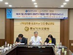 왼쪽부터 알피오플래닛 고경곤 대표, 충남대병원 윤환중 병원장, 국민대 허정윤 교수가 업무협약 문서에 사인을 하고 있다