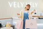 VELY VELY invited Sunnydahye to its offline flagship store in Seoul. Sunnydahye tested out and purch