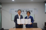 왼쪽부터 대상테크롤 박영선 대표이사와 에스디랩코리아 김창주 대표가 사업 협력 계약을 체결하고 기념 촬영을 하고 있다
