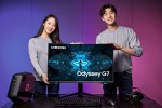 삼성전자 모델이 업계 최초 1000R 곡률을 적용한 커브드 게이밍 모니터 오디세이 G7 32형을 소개하고 있다