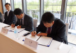 상호 협력 양해 각서에 서명 중인 왼쪽부터 아이포트폴리오 김성윤 대표와 미디어젠 고훈 대표