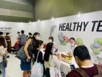 2020K-TEA FESTIVAL 명원세계차박람회 참가업체인 ‘HEALTHY TEA BAR’ 부스에서 많은 관람객들이 마스크를 착용하고 체험 프로그램에 참여하고 있다