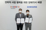강봉구 삼성전자 한국총괄(오른쪽)과 강승수 한샘 회장(왼쪽)이 양사 간 공동사업 강화를 위한 업무협약을 체결했다