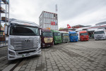 현대자동차 엑시언트 수소전기트럭 7대가 고객인도 전달식을 위해 스위스 루체른 교통박물관 앞에 서 있다