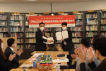 사진 왼쪽부터 한국아동복지협회 신정찬 회장과 다산북스 김선식 대표가 업무 협약 체결 후 사진을 찍고 있다