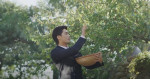 식스맨으로 분한 배우 성훈이 광양 홍쌍리 매실농원에서 매실을 수확하고 있다