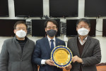 한국자동차튜닝산업협회 관계자들이 더불어민주당 이원욱 의원과 수여전달식을 마친 뒤 기념 촬영