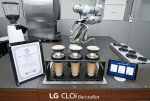 로봇 브루잉 마스터 자격증을 획득한 LG 클로이 바리스타봇이 커피를 만들고 있다