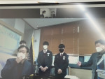 왼쪽부터 2학년 윤균한, 김동민 학생이 화상으로 장학금을 전달 받고있다