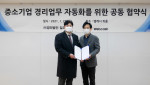왼쪽부터 협약식에 참석한 최경환 경리법인 일조 대표, 김영채 웹케시 네트웍스 대표가 기념 촬영을 하고 있다
