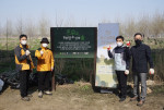 이브자리가 서울 강서 한강공원 일대에서 진행한 한강 탄소상쇄숲 조성 캠페인에 이브자리 신용준 부회장(왼쪽부터 두 번째) 등이 참석해 기념 촬영을 하고 있다