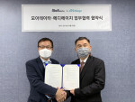 왼쪽부터 메디에이지 김강형 대표와 오른쪽 모아데이타 한상진 대표가 업무 협약을 체결한 뒤 기념 촬영을 하고 있다