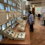 용인 예아리 박물관 특별전시회 ‘예를 잇다’ 전시물을 관람객이 살펴보고 있다