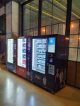 극장 매점 옆 설치된 큐빙 방역 자판기