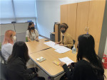 박수현 장안대 국제교류센터장과 글로벌 현장학습에 지원한 학생들이 면담을 하고 있다
