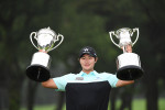 김성현 선수가 일본 PGA 챔피언십 우승 트로피를 들어올리고 있다