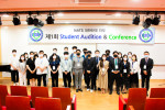 콩쿠르와 콘퍼런스에 대면 참석한 NATS 대한민국 챕터의 회원들이 기념 촬영을 하고 있다