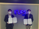 왼쪽부터 김수래 인업스 팀장과 김종규 식스티헤르츠 대표가 업무협약식을 맺은 후 기념촬영을 하고 있다