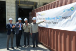 LG화학 임직원들이 여수공장에서 Bio-balanced SAP의 첫 출하를 기념하고 있다