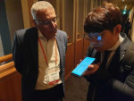 소니스트의 호흡 재활운동 앱을 시연하는 왼쪽부터 이갈 에를리히 요즈마그룹 회장과 김경태 소니스트 대표