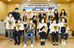 서울시립 도봉노인종합복지관 프로그램에 참여한 참여자와 직원들이 수료 후 기념촬영을 하고 있다