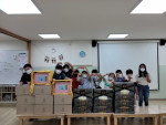 부스러기사랑나눔회가 아너소사이어티 후원자의 나눔으로 준비된 한가위 온정(溫情) 박스를 아이들에게 전달했다