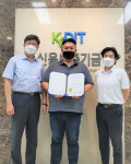 루니미디어 박보성 대표(가운데)와 신용보증기금 경기스타트업지점 정우성 지점장, 김형동 팀장